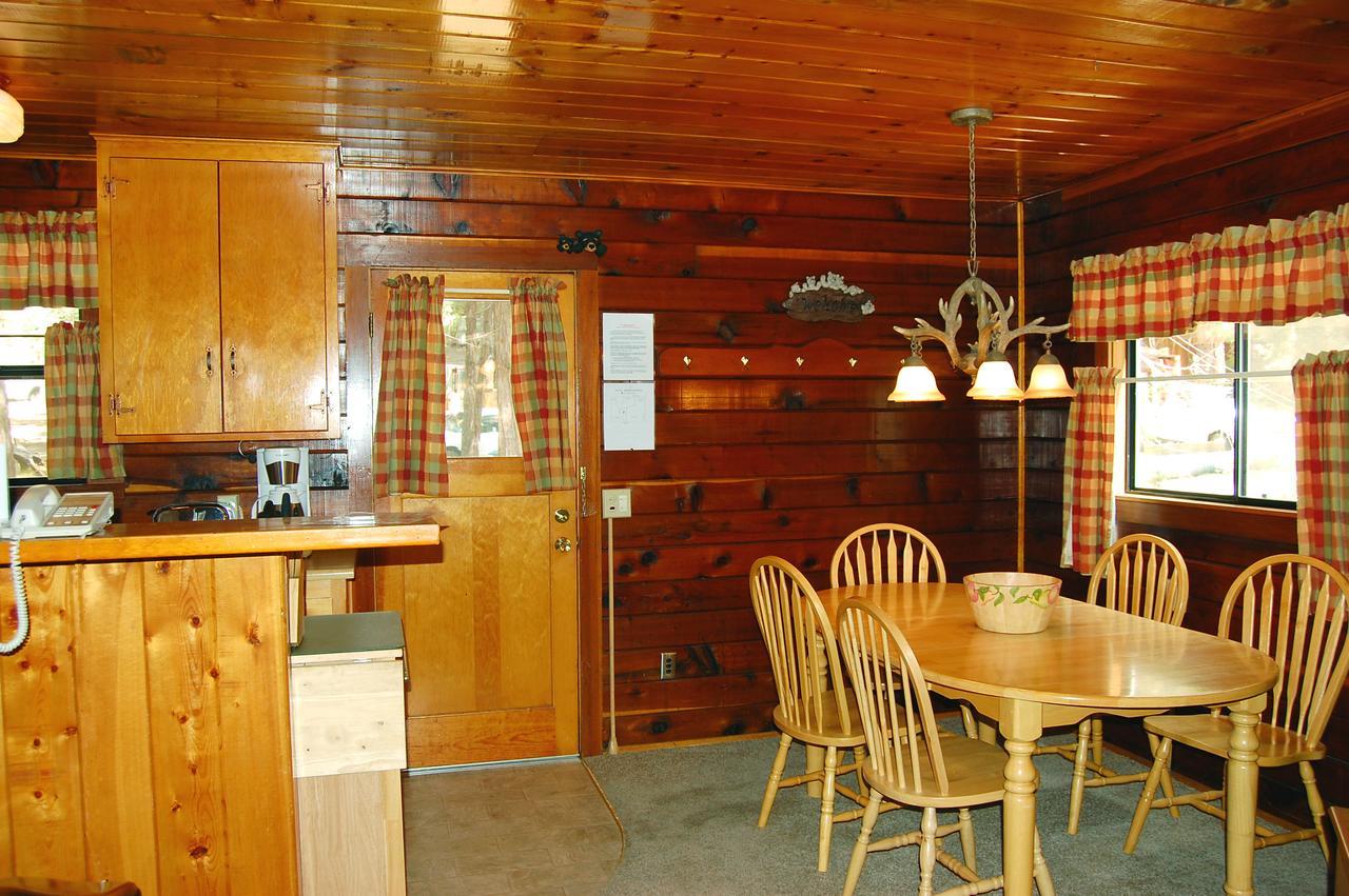 35 Cubbys Den Wawona Quarto foto